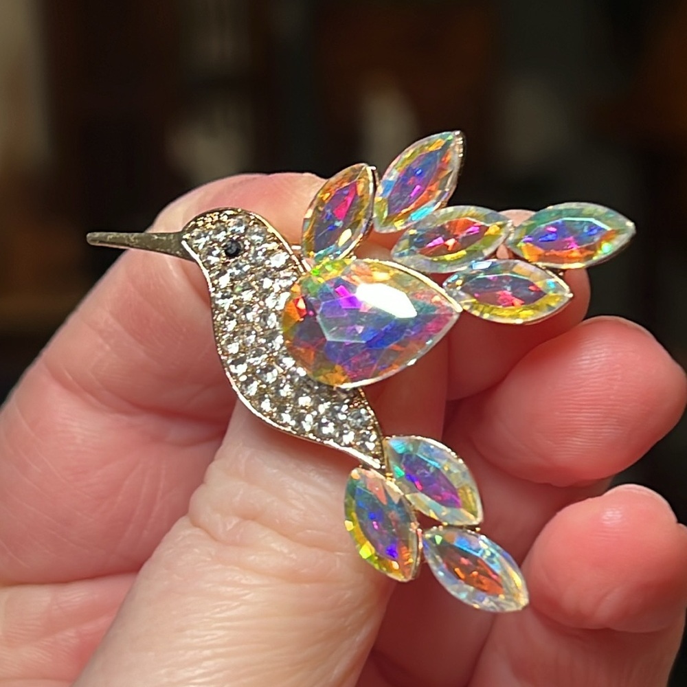 Sparkly gold tone aurora borealis iridescent rhinestone hummingbird brooch